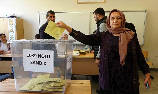 Yüksekova'da oy kullanma işlemi başladı