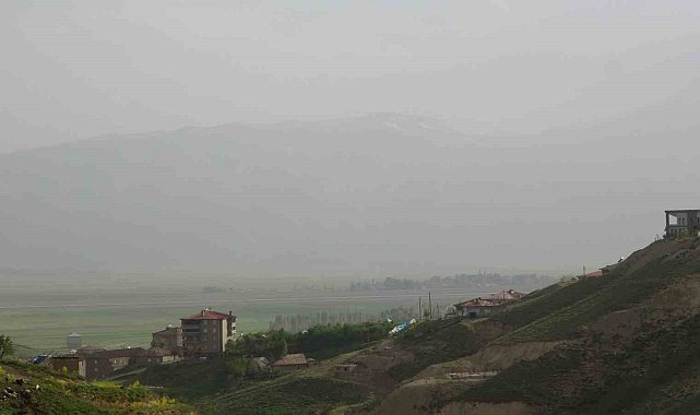 Yüksekova'yı saran dağlar toz bulutundan kayboldu