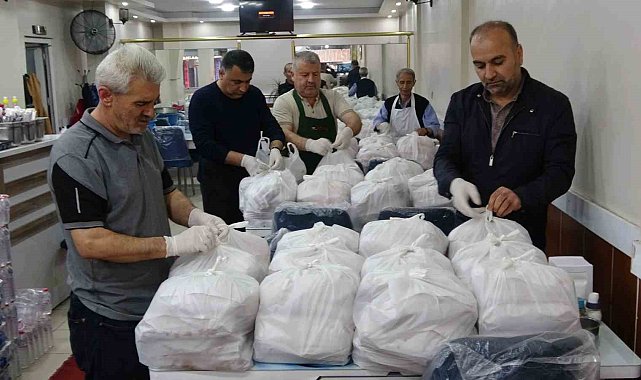 Yüksekovalı gönüllülerden sandık görevlileri için kumanya hazırlığı