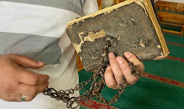 300 yıldır muhafaza edilen Kur'an-ı Kerim'in kapağındaki zincirler dikkat çekiyor