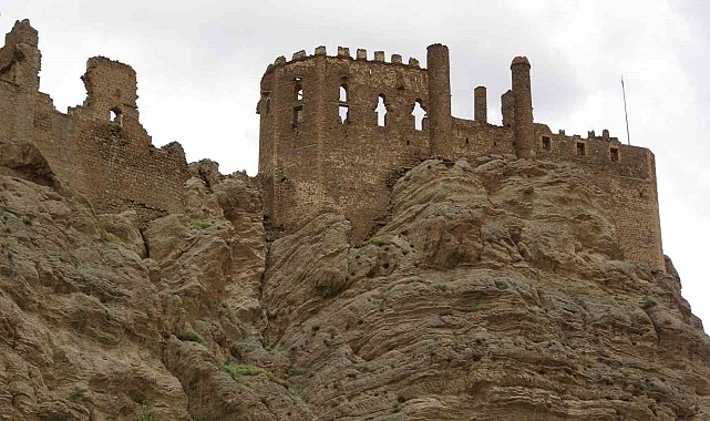 'Kartal yuvası'na benzeyen Hoşap Kalesi'nde restorasyona başlandı