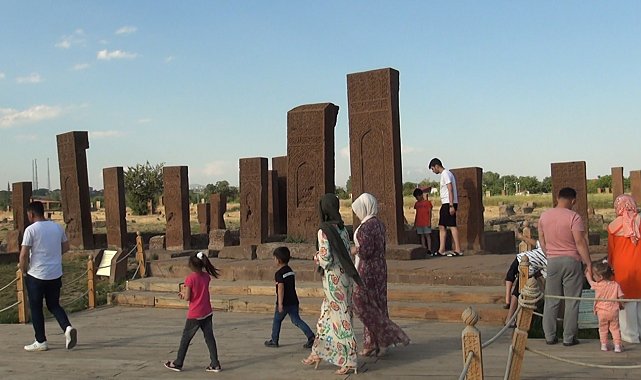 Açık hava müzesi Ahlat'ta bayram yoğunluğu yaşanıyor