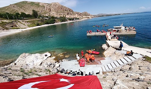 Adilcevaz'da kano yarışları yapıldı