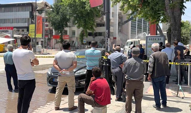 Ağır hasarlı binanın yıkılışını film izler gibi izliyorlar