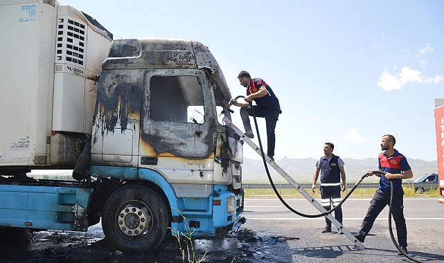 Ağrı'da seyir halindeki tır yandı