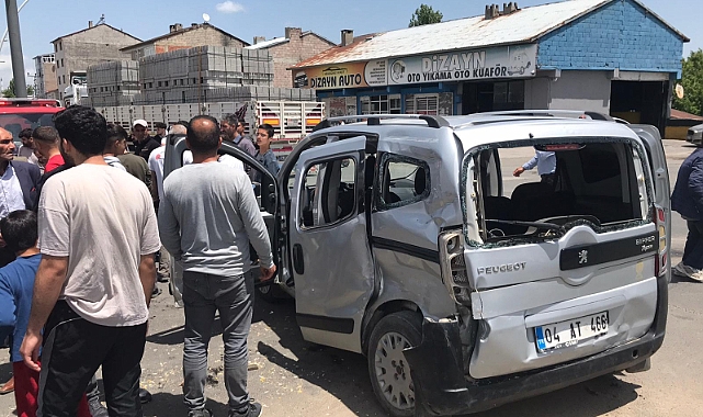 Ağrı'da tır ile hafif ticari aracın çarpıştığı kazada 3 kişi yaralandı