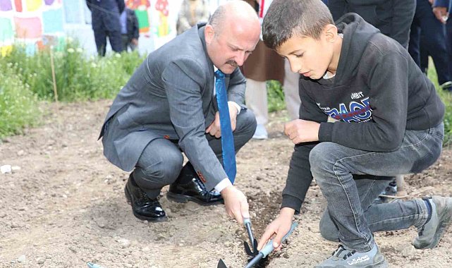 Ağrı Valisi Varol, öğrencilerle birlikte tohum ekimi gerçekleştirdi