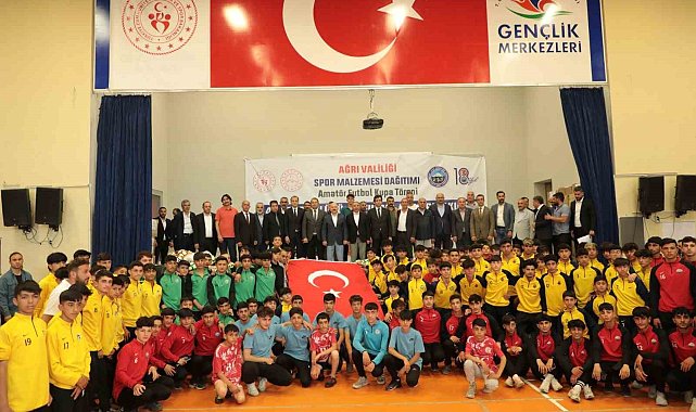 Ağrı'da amatör spor kulüplerine spor malzemesi dağıtıldı