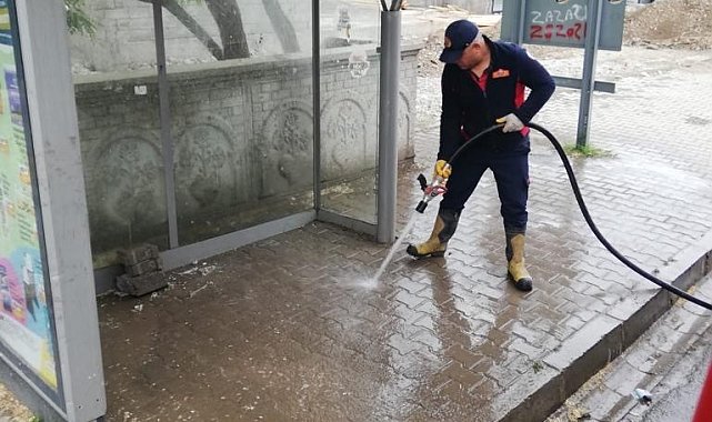 Ağrı'da cadde ve duraklar yıkandı