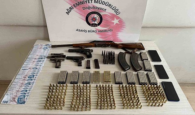 Ağrı'da şüpheli araçtan sahte para, tabanca, av tüfeği ve mermi çıktı