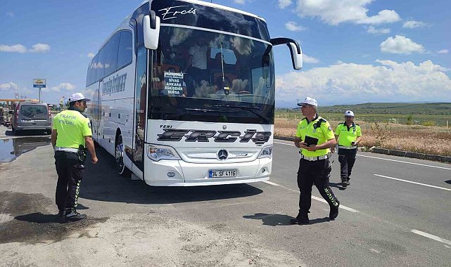 Ağrı'da trafik polisleri bayram öncesi emniyet kemeri denetimi yaptı
