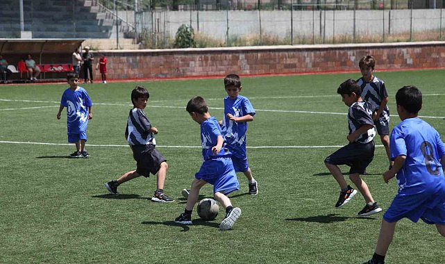 Ahlatlı şehitler anısına futbol turnuvası düzenlendi