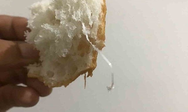 Aldıkları ekmeğin içerisinden naylon ip çıktı