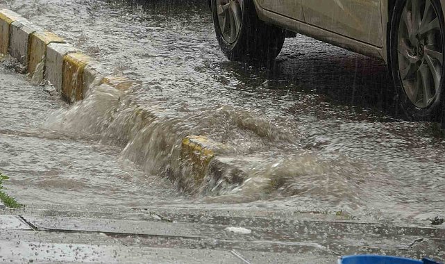 Ardahan'da sağanak ve dolu: Yollar göle döndü, araçlar zarar gördü