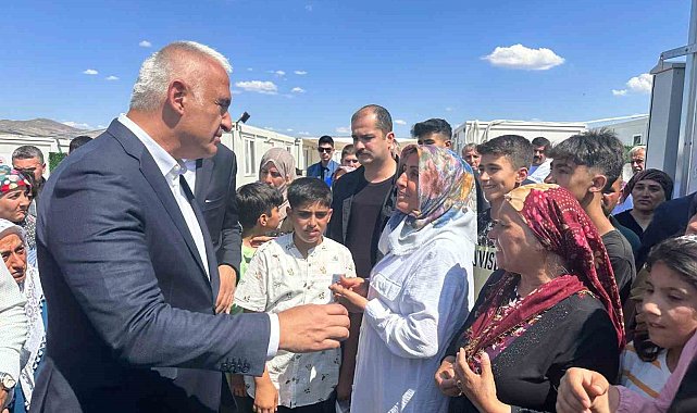 Bakan Ersoy konteyner kentte kalan depremzedelerle bayramlaştı
