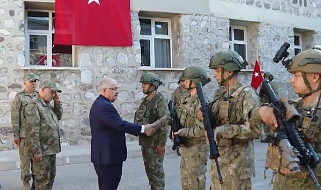 Bakan Güler Aktütün'de askerle bayramlaştı