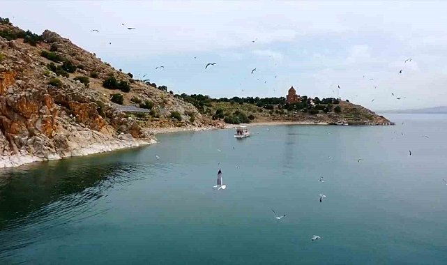 Bakan Özhaseki'den Van Gölü paylaşımı