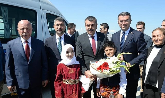 Bakan Tekin memleketi Erzurum'da