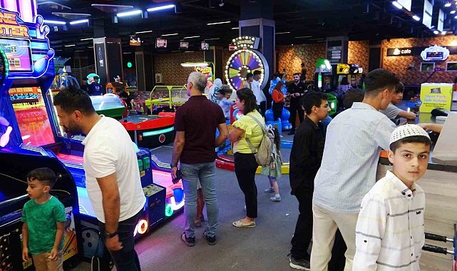 Bayram harçlıklarını toplayan çocuklar oyun alanlarına koştu