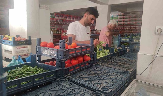 Bayramda nüfusu iki katına çıkan ilçede maket rafları boşaldı