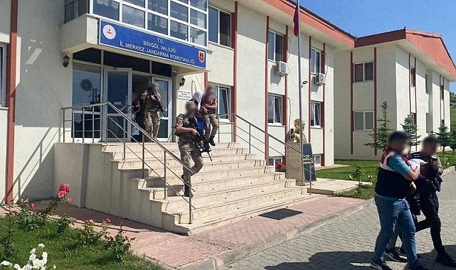 Bingöl'de bir evden altın ve para çalan hırsızlar tutuklandı
