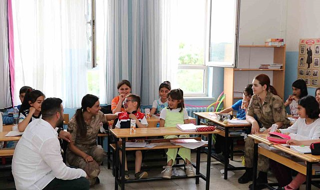 Bingöl'de jandarma ekipleri, hasta çocuğa doğum günü sürprizi yaptı
