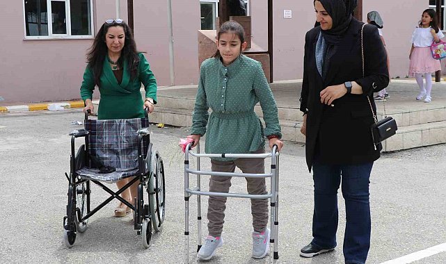 Bir yıl boyunca topladığı atık plastiklerle, mezun ettiği öğrencisine tekerlekli sandalye aldı