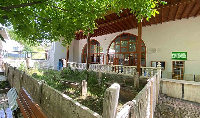 Cami avlusundaki 200 yıllık tarihi mezarlar gün yüzüne çıkarılmayı bekliyor