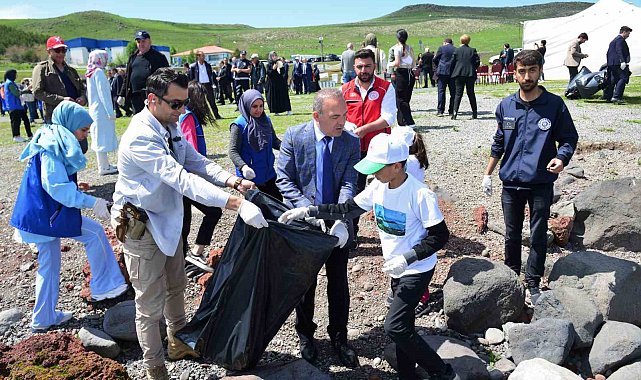 Çıldır Gölü'nde kıyı temizliği yapıldı
