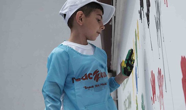 Çocuklar kirlenmekten korkmadı, elleriyle duvar boyadı