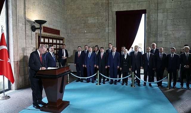 Cumhurbaşkanı Erdoğan ve yeni kabine üyelerinden Anıtkabir'e ziyaret