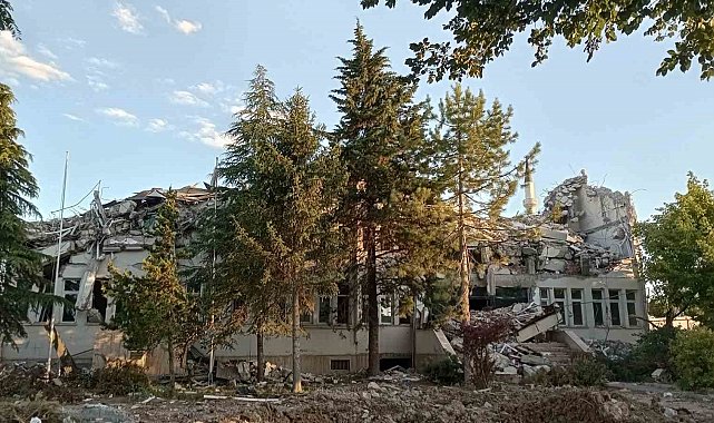 Depremde hasar alan hükümet konağı yıkıldı