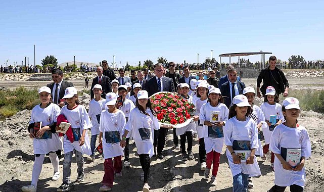 Depremde hayatını kaybedenler anısına Van Gölü'ne çelenk bırakıldı