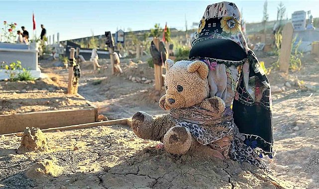 Depremzedelerin mezarlıkta buruk bayramı