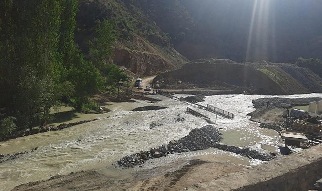 Dere yatağı taştı köprü sular altında kaldı