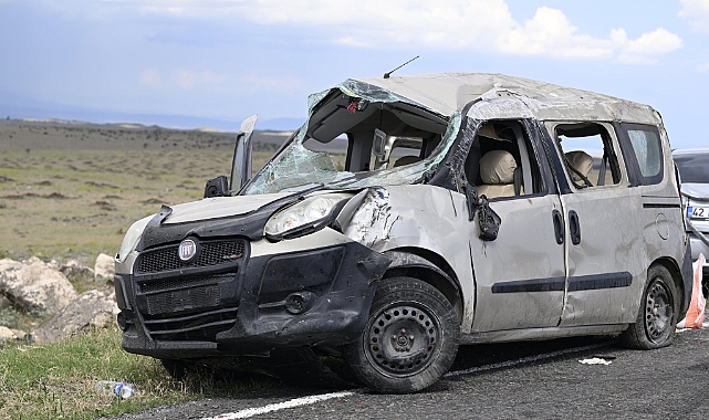 Digor'da iki otomobilin çarpıştığı kazada 3'ü çocuk 12 kişi yaralandı