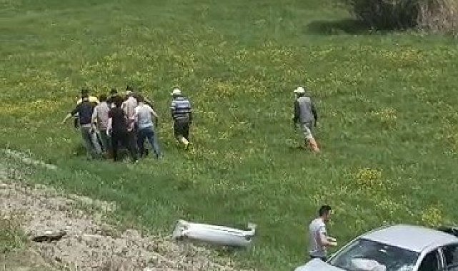 Direksiyon hakimiyeti kaybolan otomobil şarampole uçtu