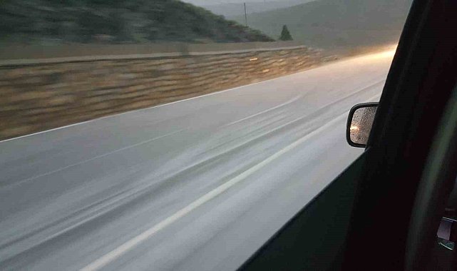 Dolu yağışı yolu beyaza büründürdü