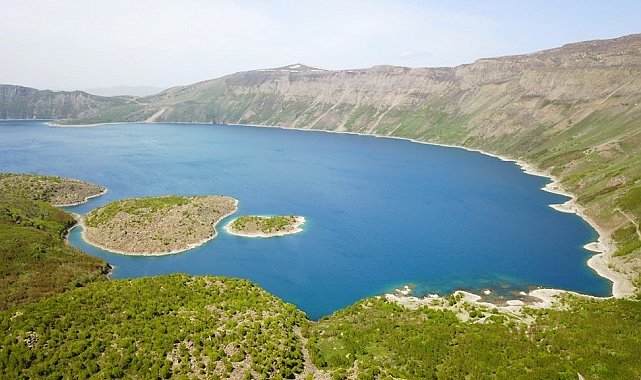 Dünyanın ikinci büyük krater gölünde turizm sezonu açıldı