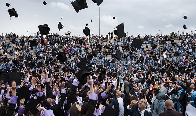 EBYÜ'de mezuniyet coşkusu