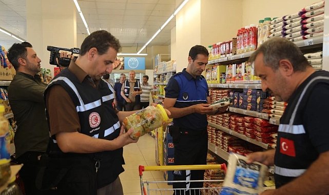 Elazığ Belediyesi, bayram öncesi market ve AVM'leri denetledi