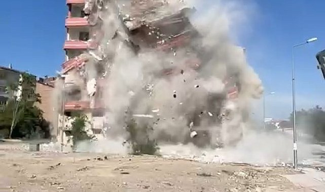 Elazığ'da ağır hasarlı bina, tek dokunuşla yerle bir oldu
