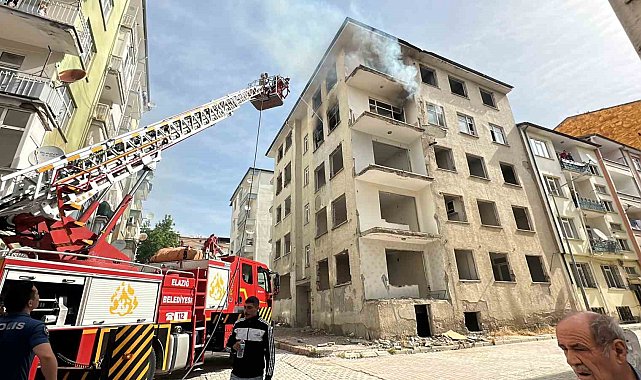 Elazığ'da ağır hasarlı binada yangın