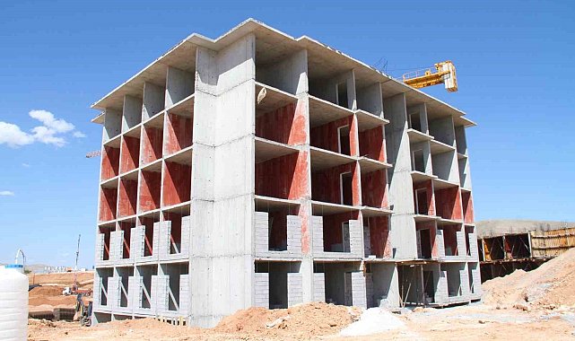 Elazığ'da depremzedeler için yapılan TOKİ konutunun ilk bloğu tamamlandı