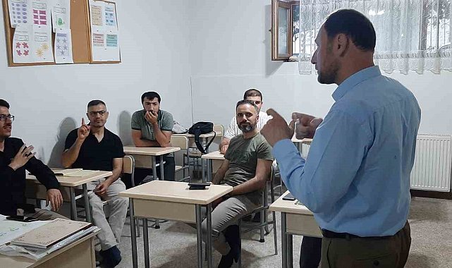 Elazığ'da işitme engelliler işaret dili ile Kur'an-ı Kerim öğreniyor