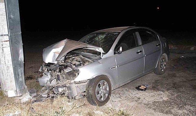 Elazığ'da kontrolden çıkan otomobil aydınlatma direğine çarptı: 6 yaralı
