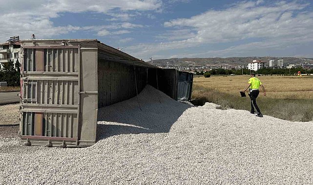 Elazığ'da mıcır yüklü tır devrildi: 1 yaralı