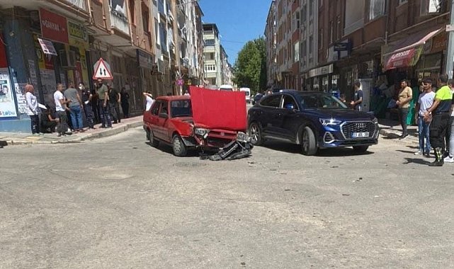 Elazığ'da otomobil ile çarpışan hafif ticari araç yan yattı: 1 yaralı