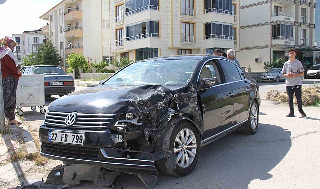 Elazığ'da pikap ile otomobil çarpıştı: 4 yaralı