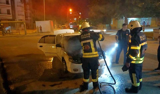 Elazığ'da seyir halindeki otomobil yandı
